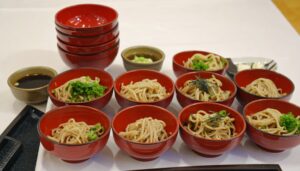 温かいそばを小さなお椀に少しずつ盛り、給仕が一口分のそばを次々とお椀に注ぎ足していく、食べ放題形式の蕎麦のことです。