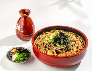 出雲そばは「挽きぐるみ」という製粉方法で作られるため、色が黒っぽく、風味と香りが高いのが特徴です。