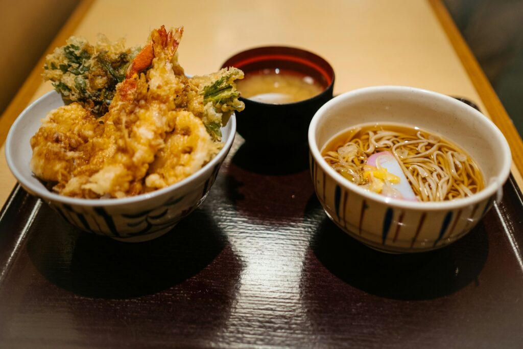 江戸時代になると、天ぷらは庶民の間で屋台料理として広まりました。