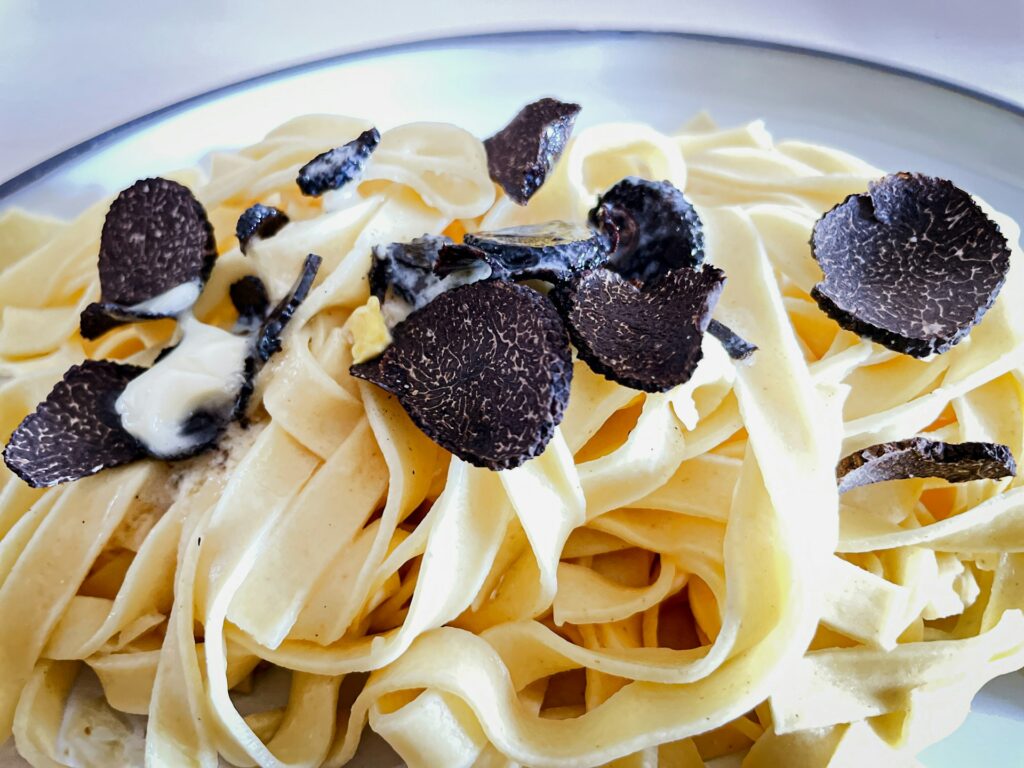 トリュフパスタは、世界三大珍味のひとつである「トリュフ」と、イタリアの定番料理「パスタ」が組み合わさった、ぜいたくな一皿です。