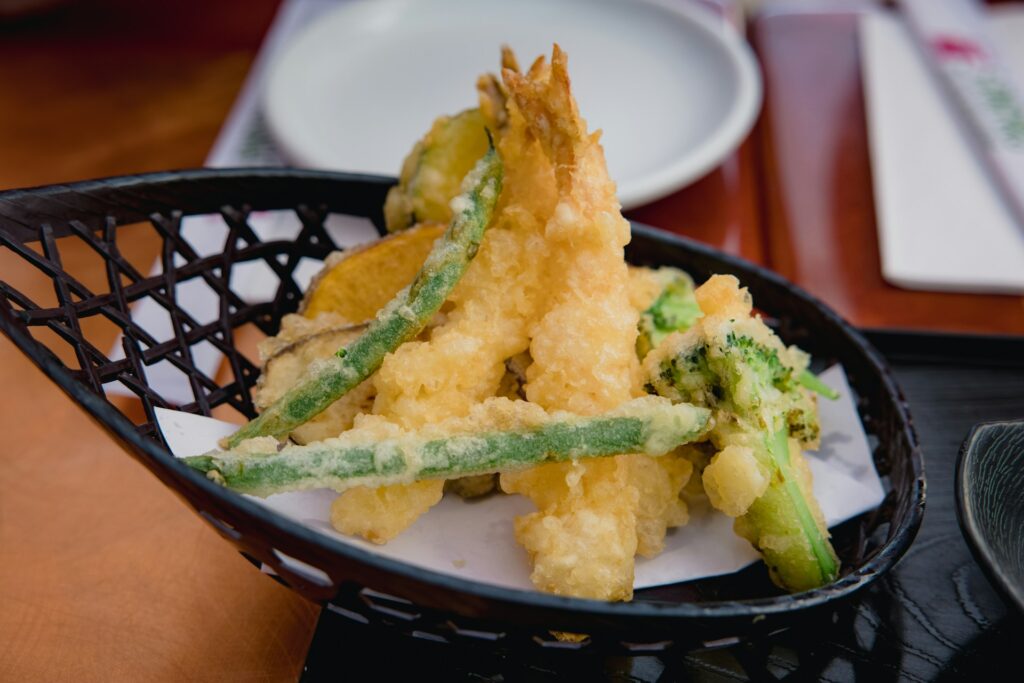 天ぷらは、魚介や野菜などの素材に衣をつけ、油でカラッと揚げた日本の代表的な料理です。