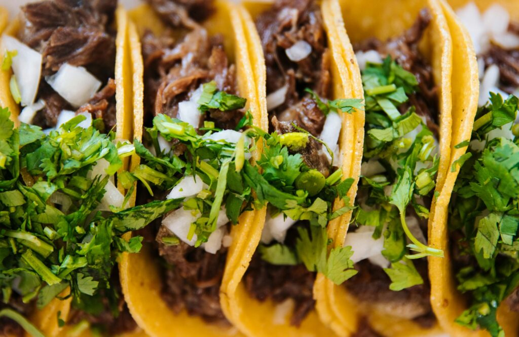 タコスは、メキシコを代表する料理の一つで、トルティーヤと呼ばれる薄い円形の生地に、肉や野菜、ソースなどを包んで食べるスタイルの料理です。