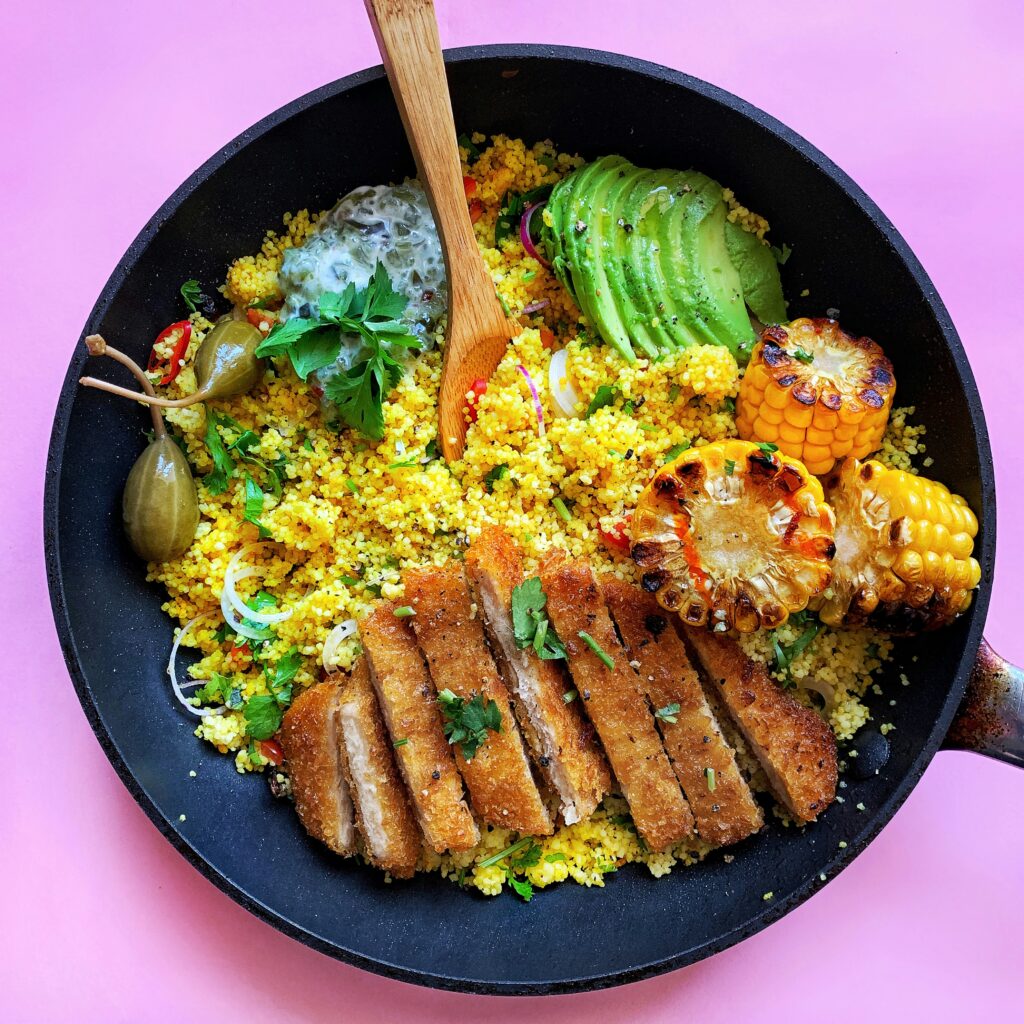 クスクスは、北アフリカを代表する伝統的な主食の一つです。主にデュラム小麦の粗挽き粉を水と混ぜて粒状にし、蒸して調理します。