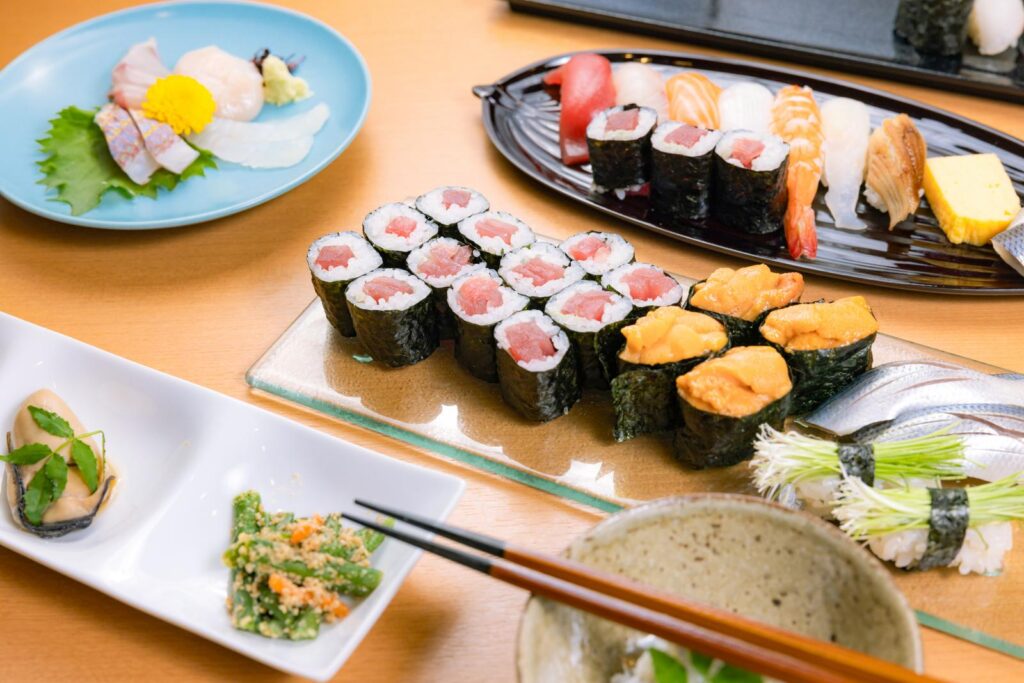 寿司は、日本の食文化を代表する料理です。酢飯に新鮮な魚介や野菜などを組み合わせ、見た目にも美しく、味わい深い一品に仕上がっています。