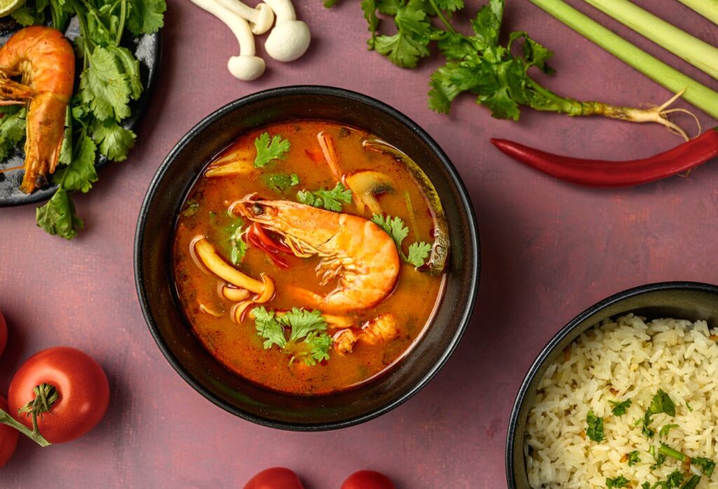 トムヤムクンは、タイを代表するスープ料理で、「トム＝煮る」「ヤム＝混ぜる」「クン＝エビ」という意味を持つ言葉です。