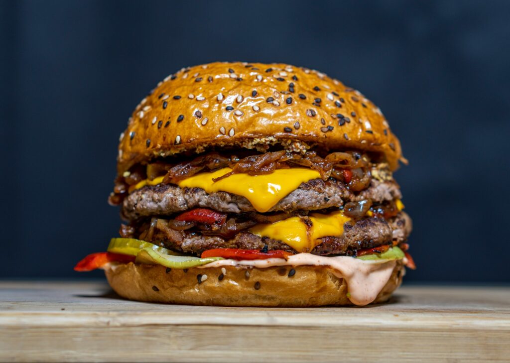 ハンバーガーは「挽肉を成形したパティをバンズで挟んだ料理」。