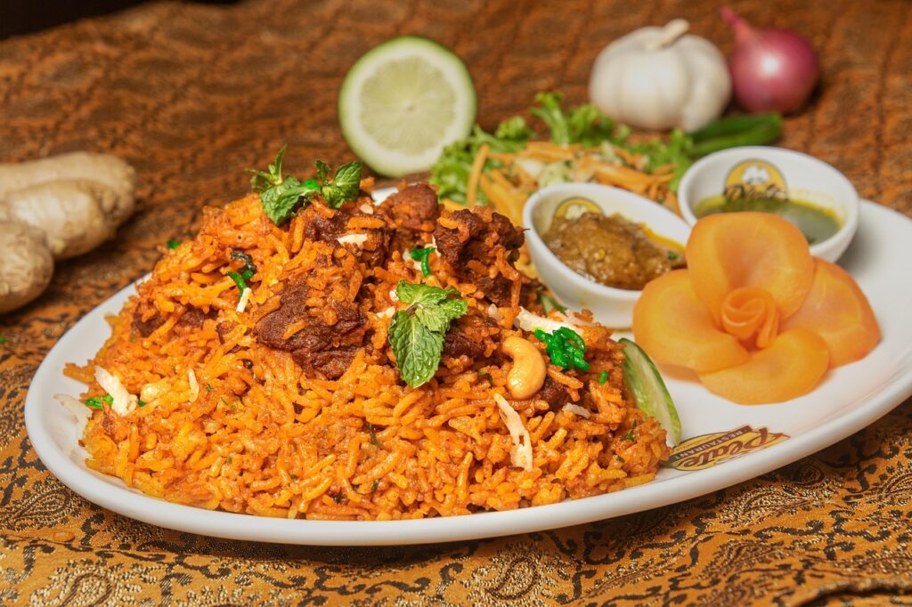 ビリヤニとは、インド・南アジア発祥の炊き込みご飯料理です。スパイス、バスマティライス、肉、魚介、野菜などを層にして調理します。