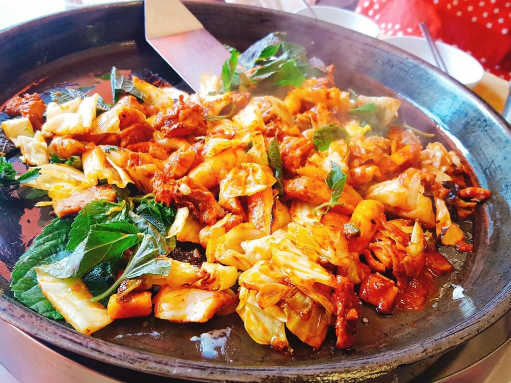 甘辛いコチュジャンベースのたれで鶏肉や野菜を炒めるタッカルビ。