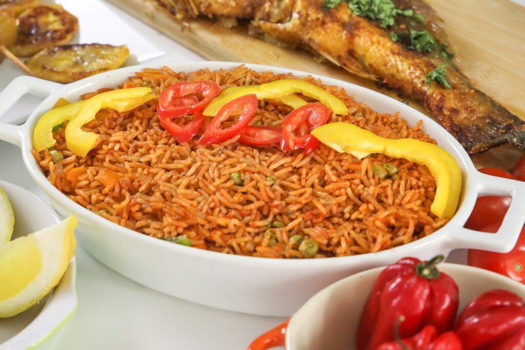 ジョロフライスとは、鶏や牛の肉と野菜などをトマトベースのスープで炊き込むピラフ風のご飯料理です。