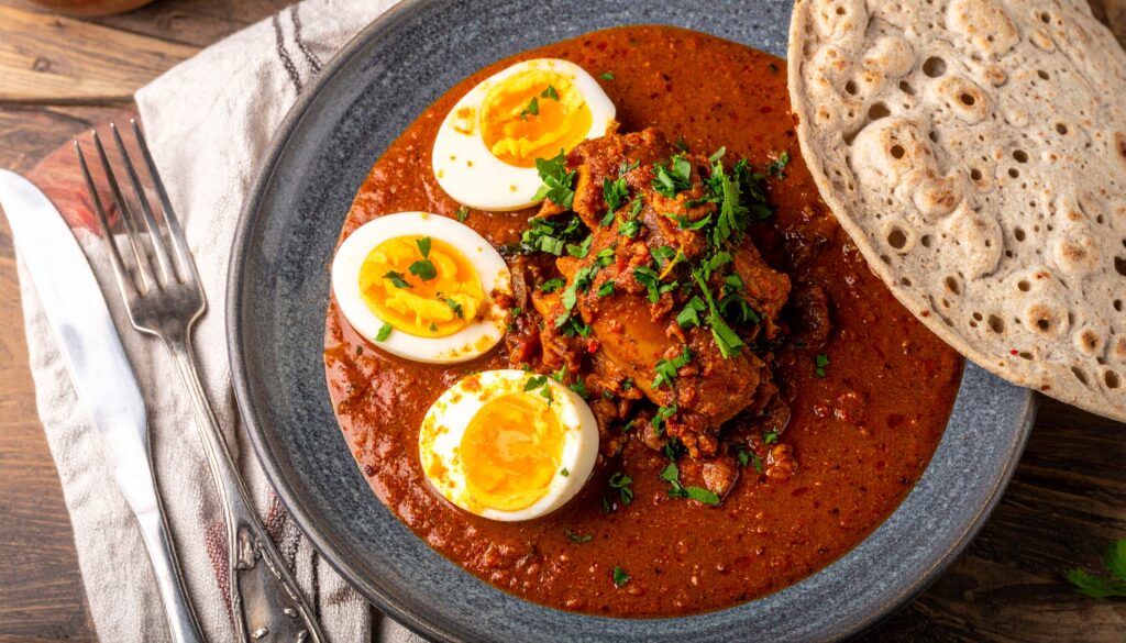 ドロワット(Doro Wat/Wot)とは、簡単に言うと鶏肉の煮込みシチューです。